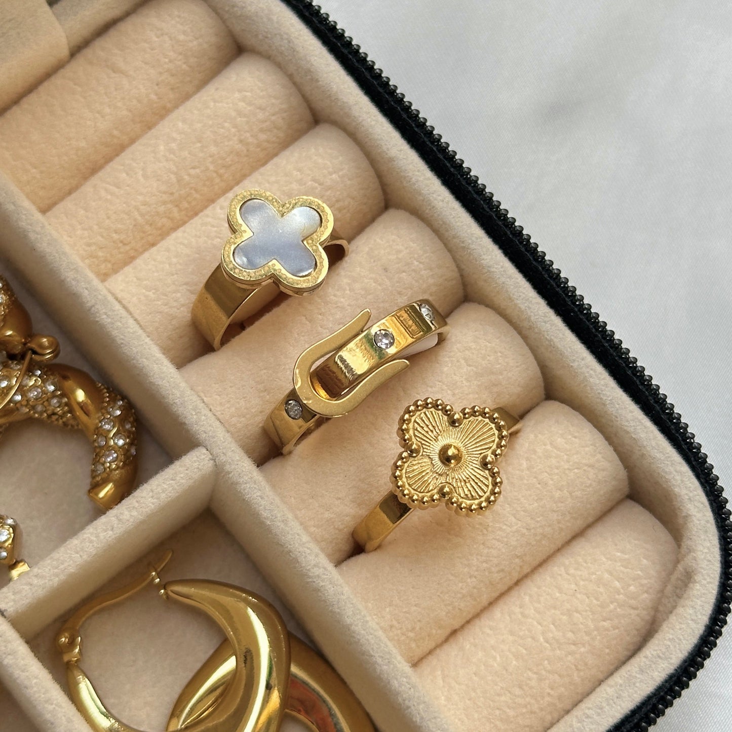 Lustre clover ring