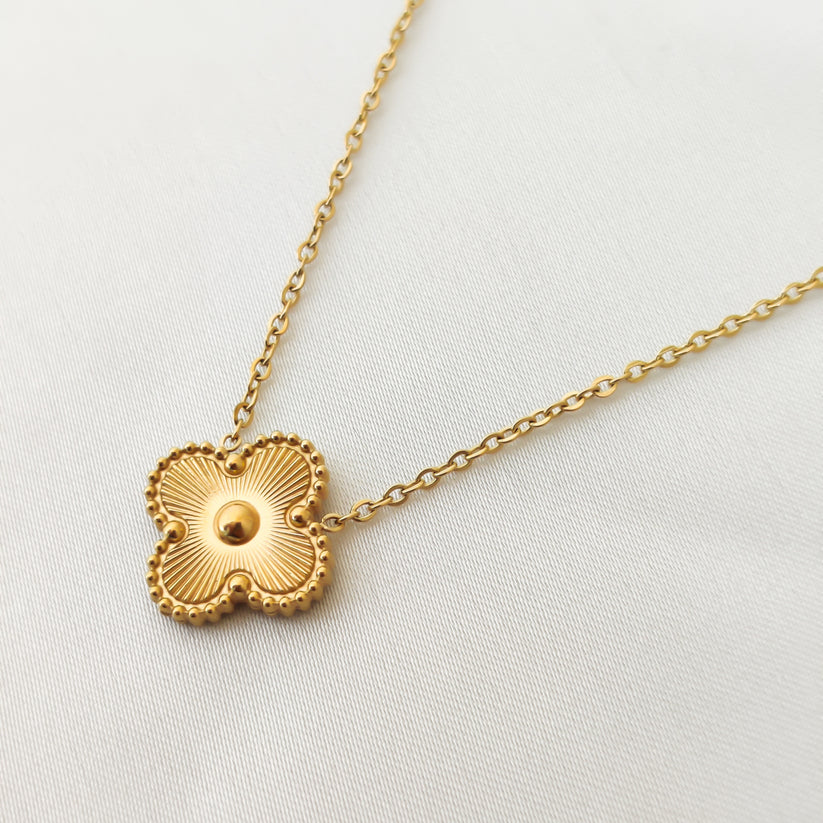 Lustre clover necklace