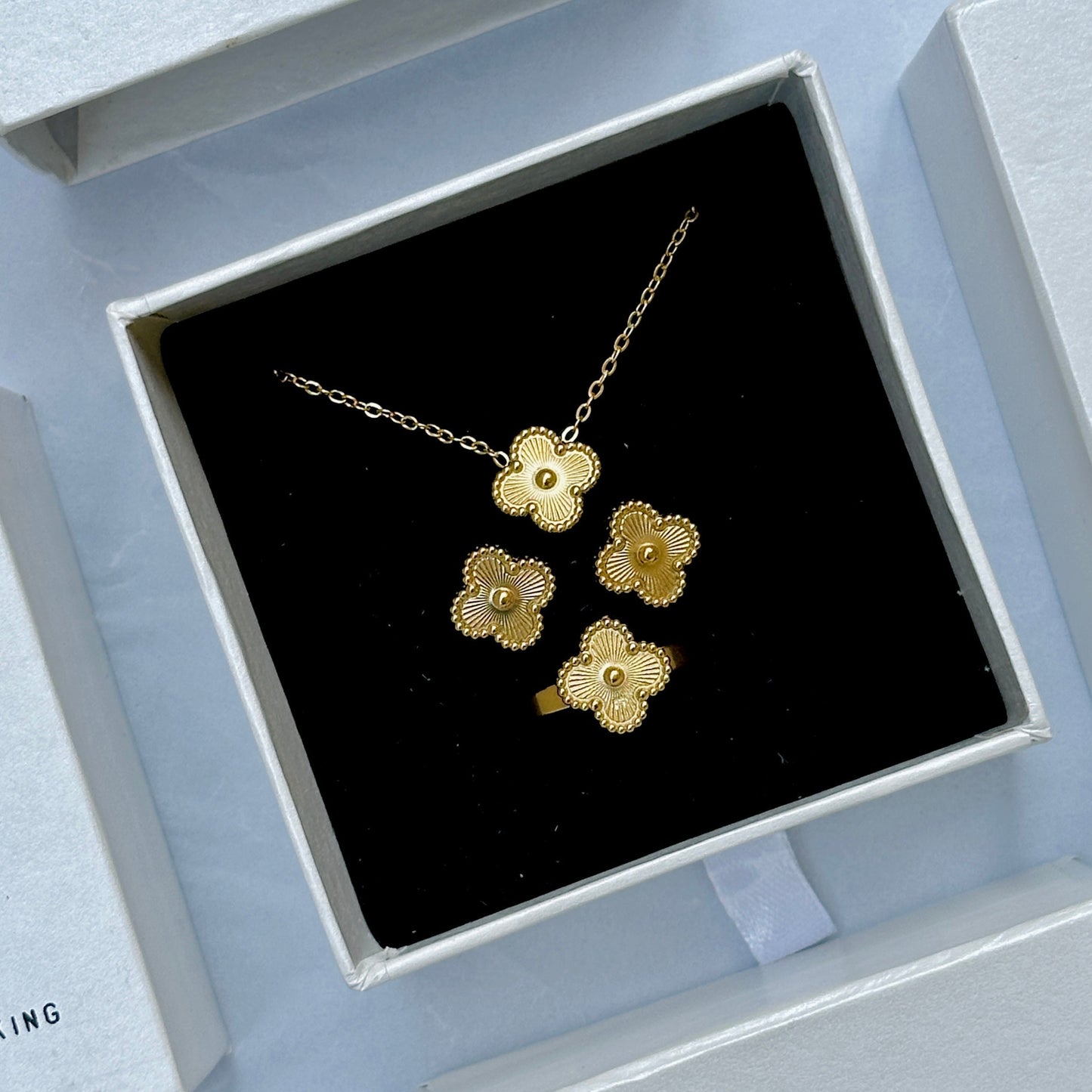 Lustre clover necklace