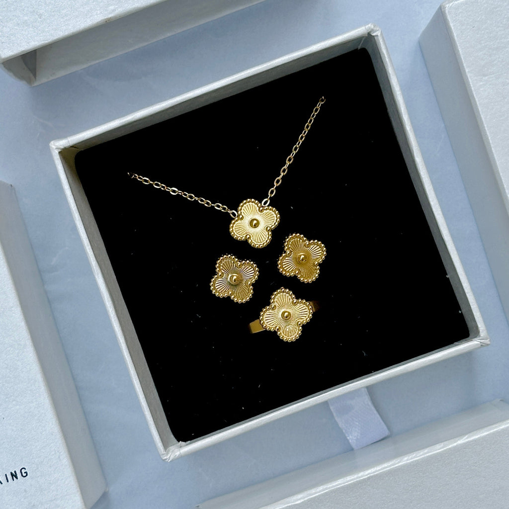 Lustre clover ring