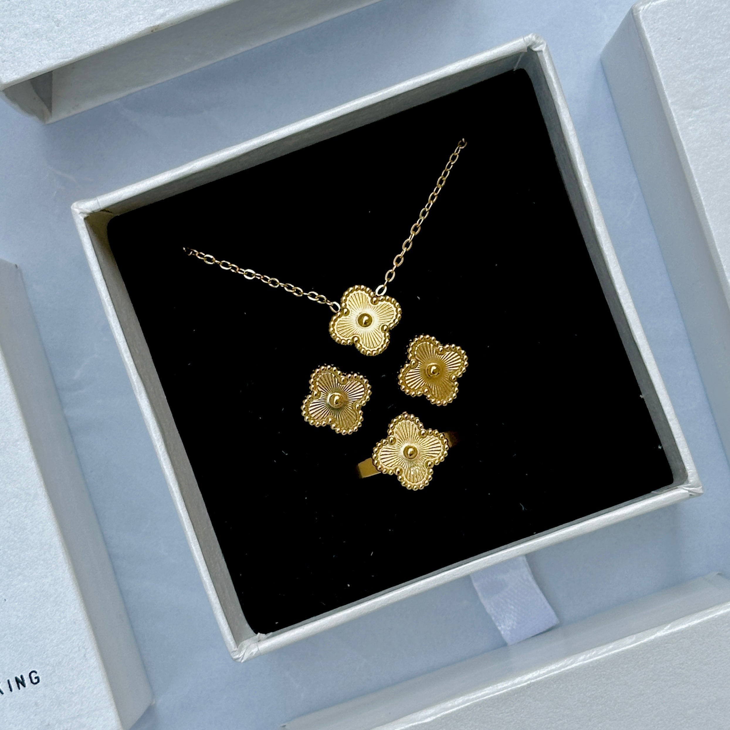 Lustre clover ring