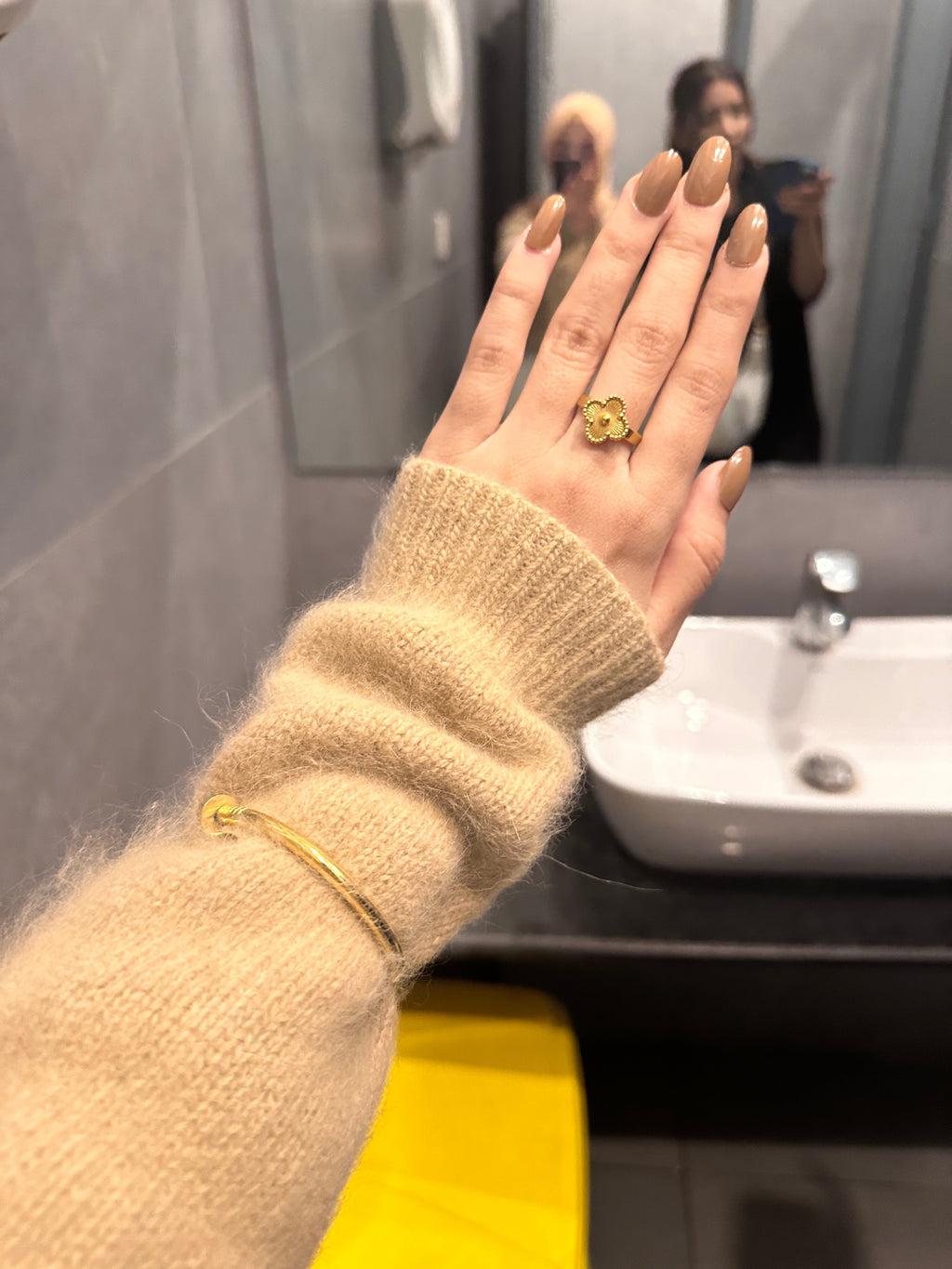 Lustre clover ring
