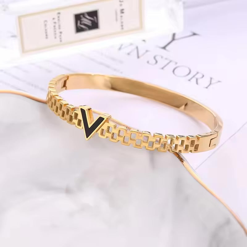 Stroke bangle